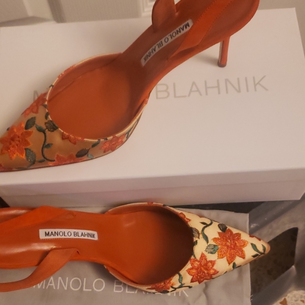 Manolo Blahnik Carolyne 90 Orange Satin  size 39.5